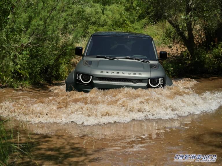 ランドローバー ディフェンダー オクタ|「本格オフローダーでも抜群の速さ」ランドローバーの最新クロスオーバーSUV「ディフェンダー OCTA(オクタ)」大台超えの価格でも争奪戦がうなずけてしまう納得の理由