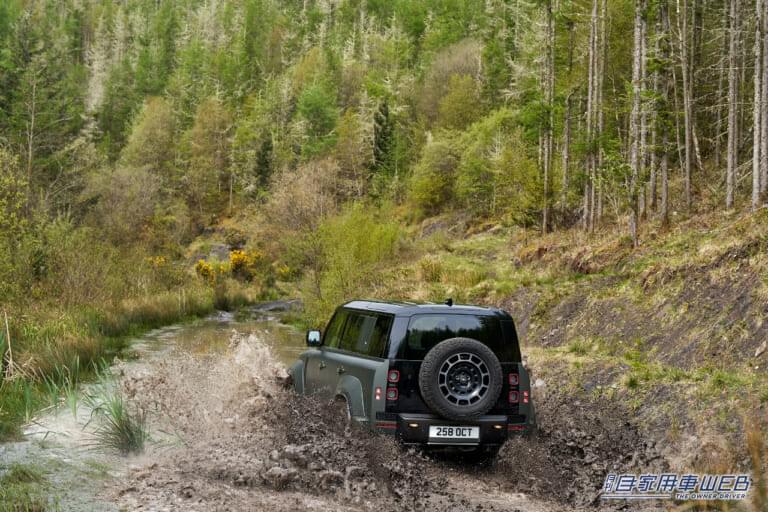 ランドローバー ディフェンダー オクタ|「本格オフローダーでも抜群の速さ」ランドローバーの最新クロスオーバーSUV「ディフェンダー OCTA(オクタ)」大台超えの価格でも争奪戦がうなずけてしまう納得の理由