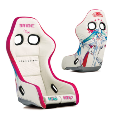 「車内いっぱいに、初音ミクだね」「この大きさは正義」特別すぎるフルバケットシート ブリッド・ ジータⅣ・レーシングミク2024バージョンの受注がスタート