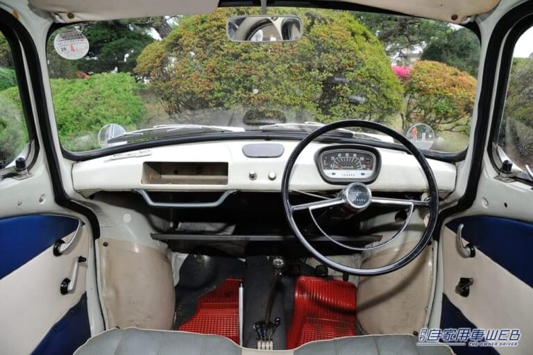 スバル360(中期型)|コクピット|「他と同じクルマなんて作らない」スバル開発陣が見せた意地が名車誕生のきっかけに。松下幸之助も購入したスバル360ストーリー