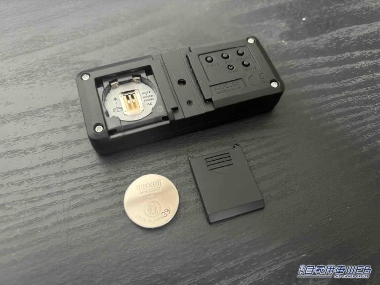 ナポレックス 車載用電波時計 Fizz-940の裏面。電池はCR2032。|「あっコレいいじゃん」「しかも便利な機能が…」配線不要の車載デジタルギアを実際に購入!マイカーに設置してわかったことをレポート