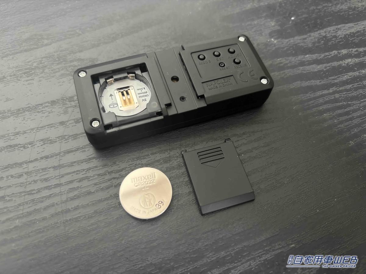 ナポレックス 車載用電波時計 Fizz-940の裏面。電池はCR2032。|「あっコレいいじゃん」「しかも便利な機能が…」配線不要の車載デジタルギアを実際に購入!マイカーに設置してわかったことをレポート