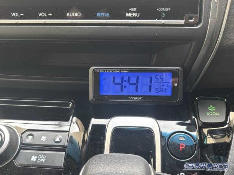 ナポレックス 車載用電波時計 Fizz-940のバックライトを点灯した状態。|「あっコレいいじゃん」「しかも便利な機能が…」配線不要の車載デジタルギアを実際に購入!マイカーに設置してわかったことをレポート