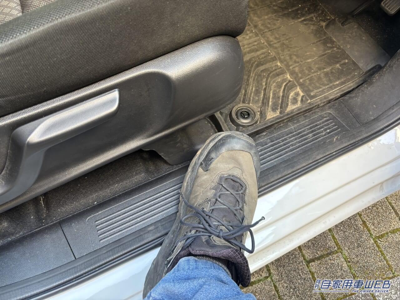 |「ソコ踏まないで!」「は?ココって踏むためにあるんでしょ…」でもクルマにキズがつく…。そんなモヤモヤを解消するための最高の方法