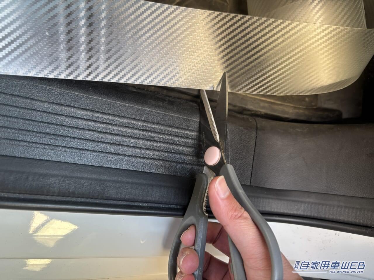 |「ソコ踏まないで!」「は?ココって踏むためにあるんでしょ…」でもクルマにキズがつく…。そんなモヤモヤを解消するための最高の方法