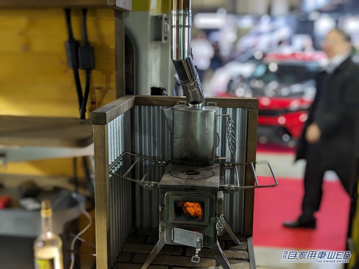 Bug-truck PANEL VAN Paw Pal|薪ストーブ|「車内で薪ストーブ!!」煙突が突き出てるハイゼットバンの軽キャンパー、公道走行OKってホント!?