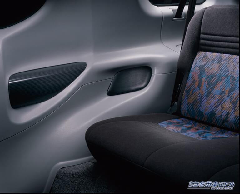 1997 いすゞ ビークロス|リヤシート|「時代がこのクルマに追いつけなかった⁉︎」独創の造形美を放つ最強のスペシャリティ4WD