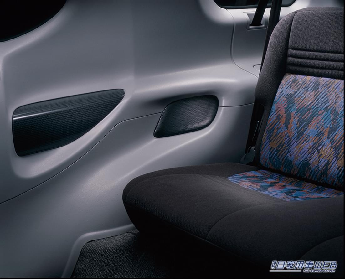 1997 いすゞ ビークロス|リヤシート|「時代がこのクルマに追いつけなかった⁉︎」独創の造形美を放つ最強のスペシャリティ4WD