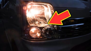「勘弁して」「違反レベルだろ…」ヤバすぎる車の爆光。目潰しハイビームってアリなの?