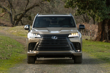 「もうラダーフレームの乗り味じゃない」「到達点だね!」レクサスLX700h(北米仕様)試乗【“滑らかな走り”にはさらなる先があった】