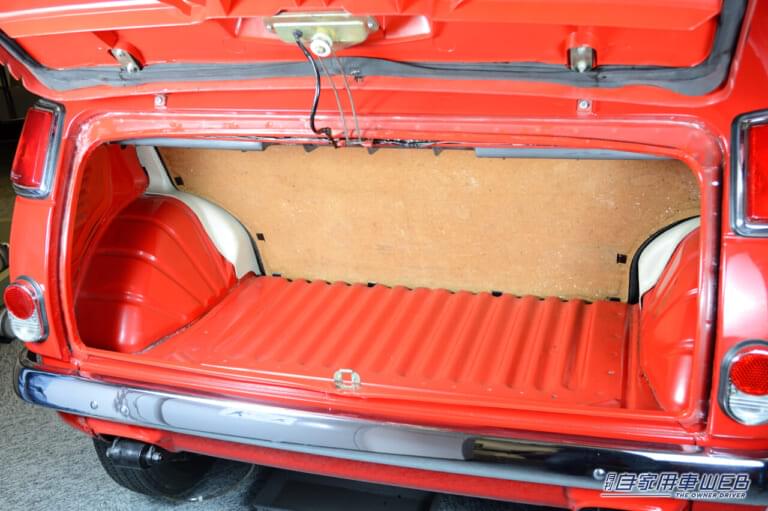 ホンダN360のトランクルーム|「素っ気ないスタイル…」「安価なのに圧倒的な高性能」44ヶ月連続ナンバーワンの大ヒット軽自動車は、思わぬ騒動に巻き込まれトップセラーの座から陥落してしまった…。