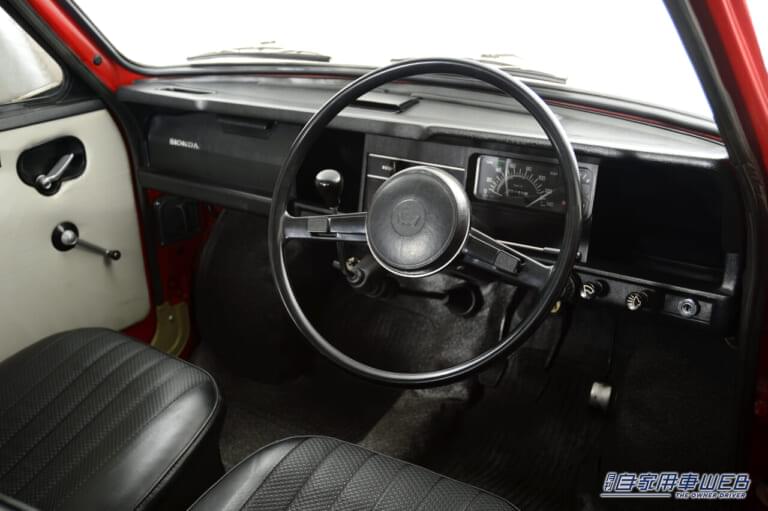 ホンダ N360の車内|「素っ気ないスタイル…」「安価なのに圧倒的な高性能」44ヶ月連続ナンバーワンの大ヒット軽自動車は、思わぬ騒動に巻き込まれトップセラーの座から陥落してしまった…。