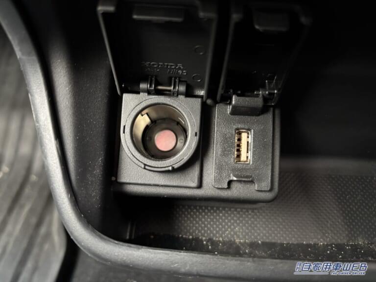 ホンダ フリードのシガーソケットとUSB差し込み口。|「もっと早く知りたかった…」USBに挿すだけで愛車が激変。小型ながら十分な効果を実感。センサー搭載で実用性が向上