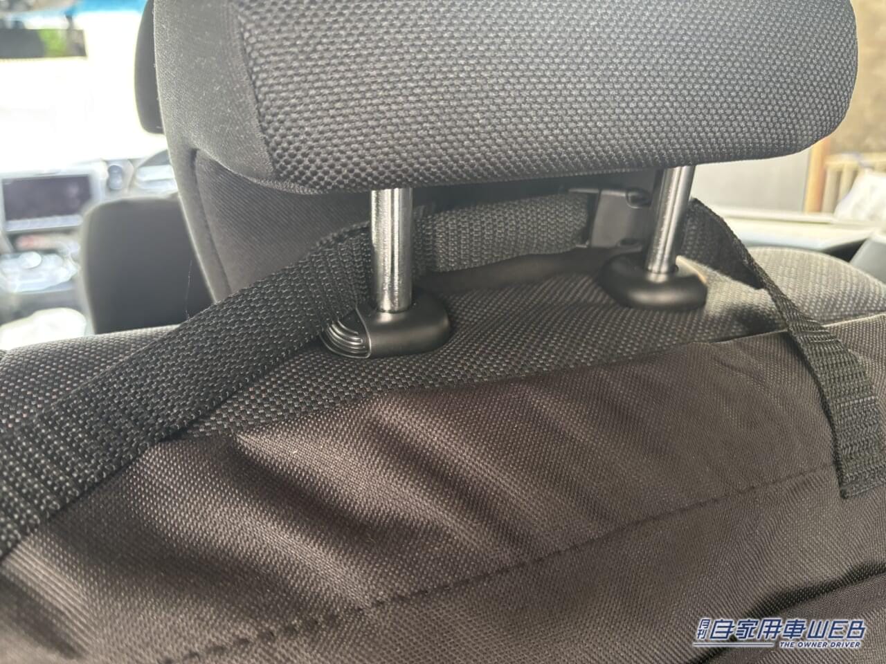 |「えぇーっ マジで凄いじゃん」後部座席のヘッドレストを利用して…一発で悩みが解決。ちょっと感動したレベルの便利グッズ。