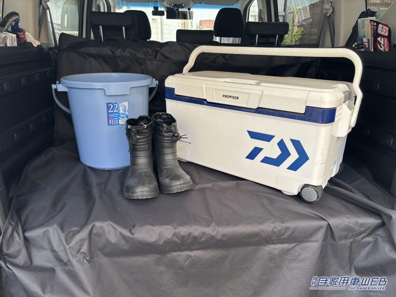 |「えぇーっ マジで凄いじゃん」後部座席のヘッドレストを利用して…一発で悩みが解決。ちょっと感動したレベルの便利グッズ。