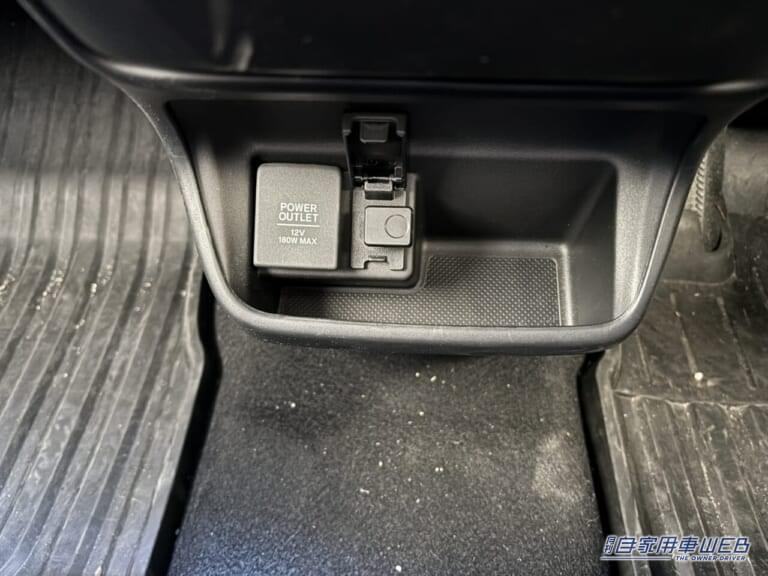 USB端子に、L型タッチUSBライト EL-174を実際に装着してみた状態。|「もっと早く知りたかった…」USBに挿すだけで愛車が激変。小型ながら十分な効果を実感。センサー搭載で実用性が向上