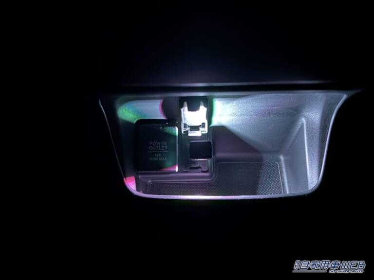 L型タッチUSBライト EL-174(星光産業 EXEA)を点灯。|「もっと早く知りたかった…」USBに挿すだけで愛車が激変。小型ながら十分な効果を実感。センサー搭載で実用性が向上