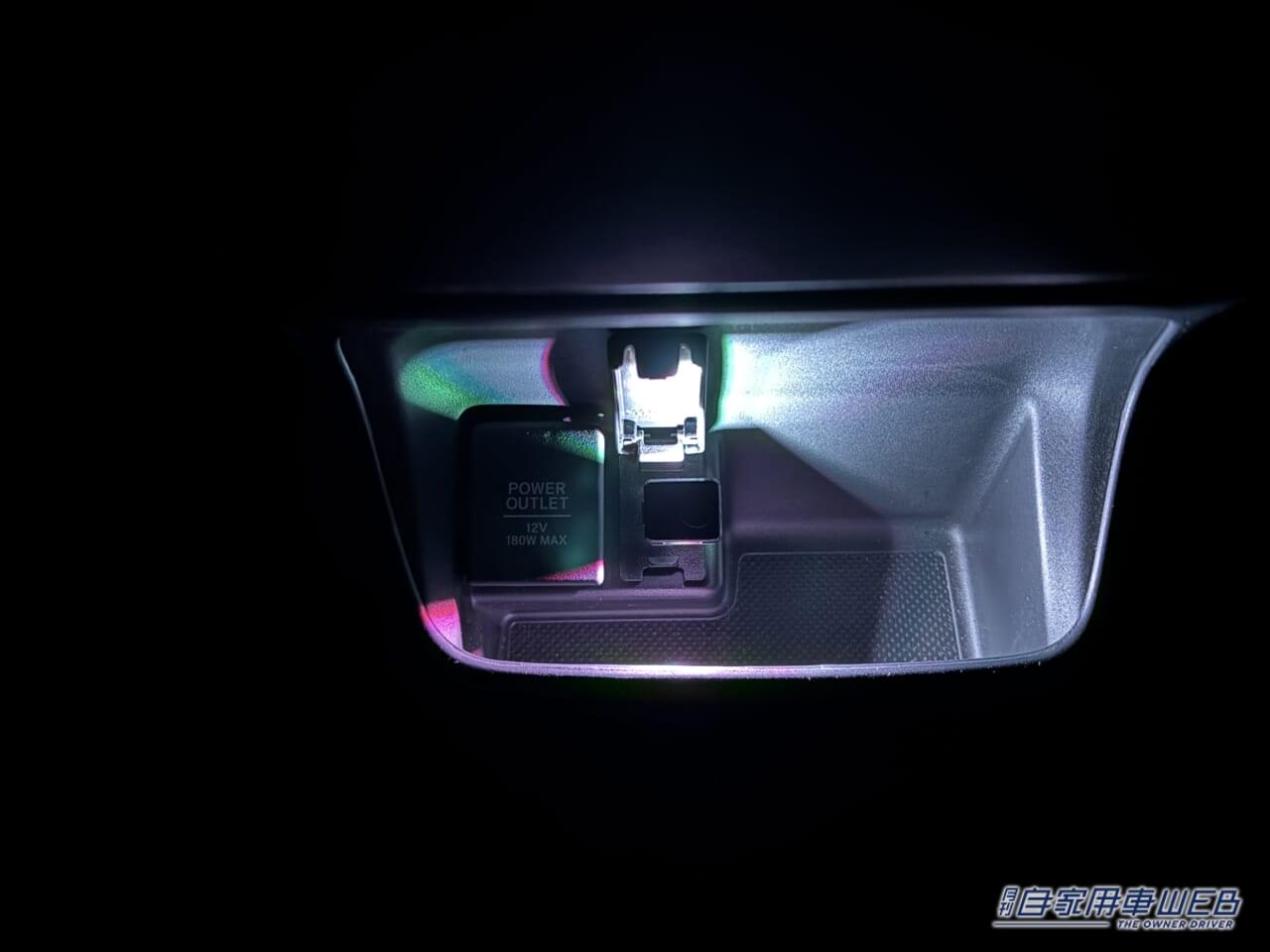 L型タッチUSBライト EL-174(星光産業 EXEA)を点灯。|「もっと早く知りたかった…」USBに挿すだけで愛車が激変。小型ながら十分な効果を実感。センサー搭載で実用性が向上