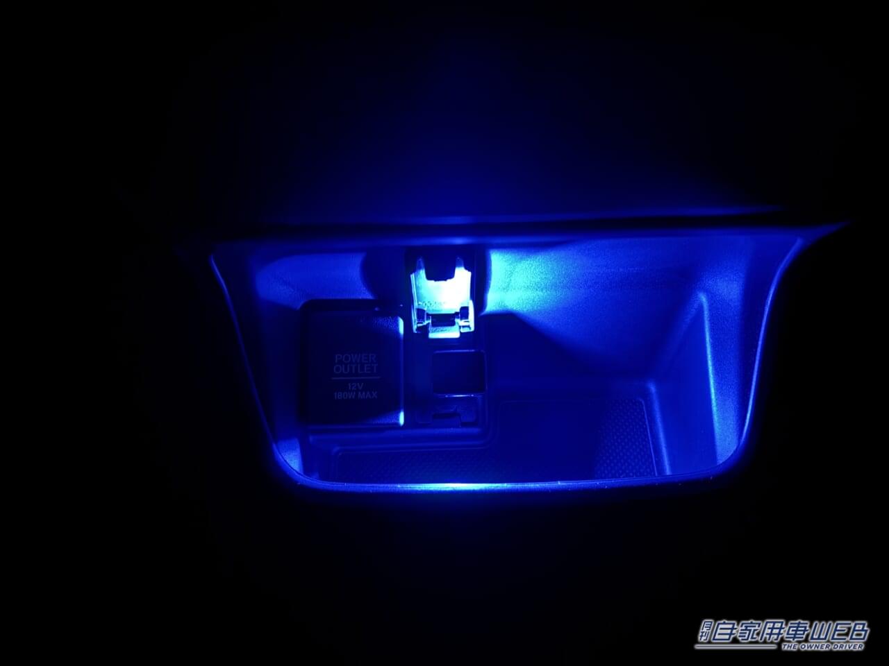 L型タッチUSBライト EL-174(星光産業 EXEA)を点灯。|「もっと早く知りたかった…」USBに挿すだけで愛車が激変。小型ながら十分な効果を実感。センサー搭載で実用性が向上