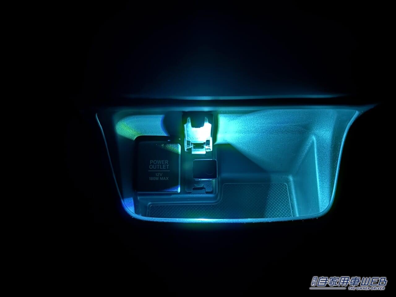 L型タッチUSBライト EL-174(星光産業 EXEA)を点灯。|「もっと早く知りたかった…」USBに挿すだけで愛車が激変。小型ながら十分な効果を実感。センサー搭載で実用性が向上