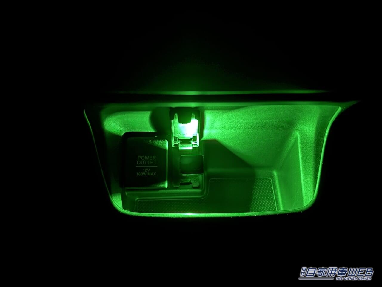 L型タッチUSBライト EL-174(星光産業 EXEA)を点灯。|「もっと早く知りたかった…」USBに挿すだけで愛車が激変。小型ながら十分な効果を実感。センサー搭載で実用性が向上