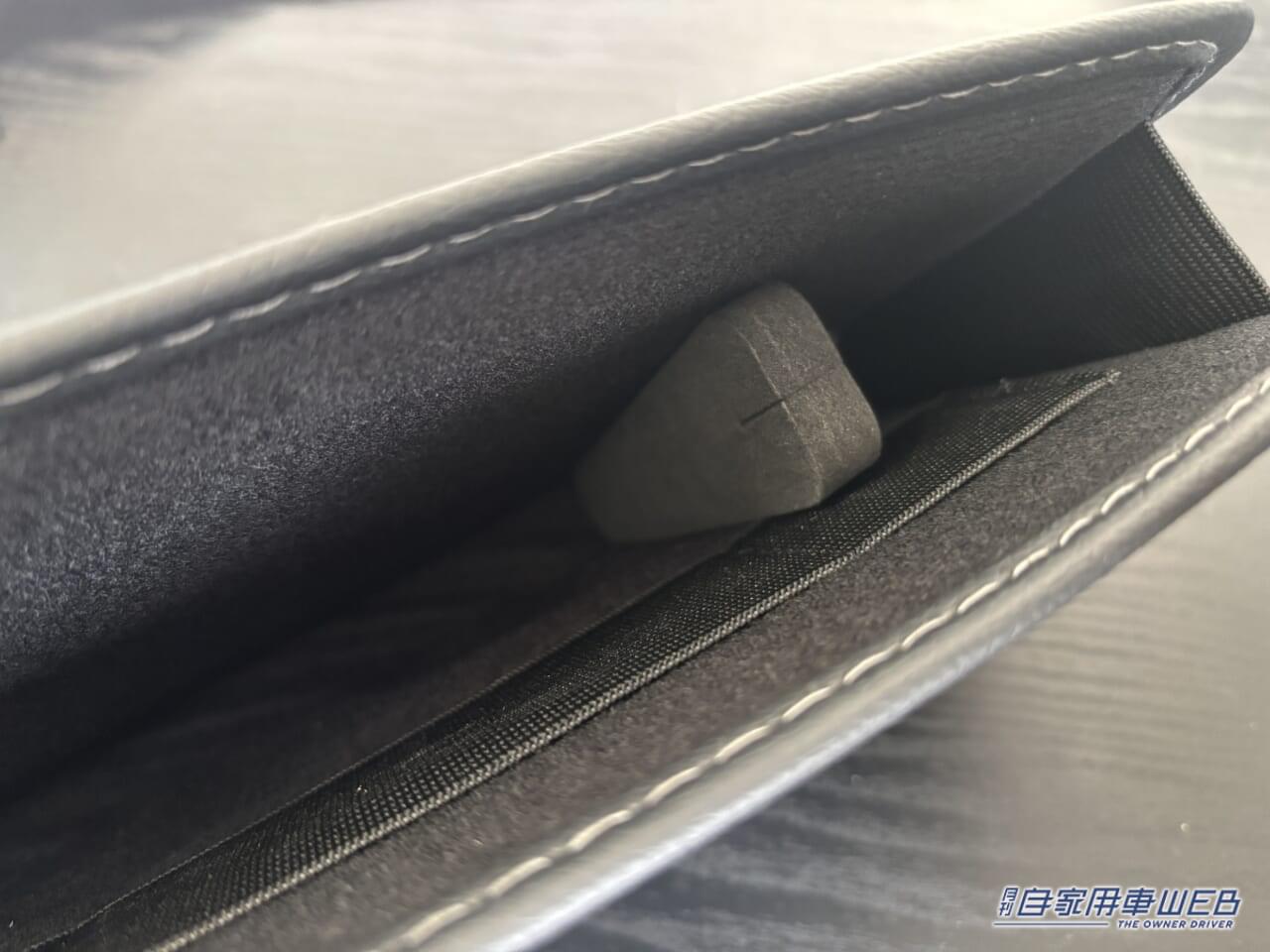 USBスキマポケット 本革調 EH-193(EXEA)とスペーサー|何とかしたい、車内の「ブラックホール」えっ 知らないの?超簡単な対策を紹介。「おまけに収納が増えて車の中がスッキリ!」