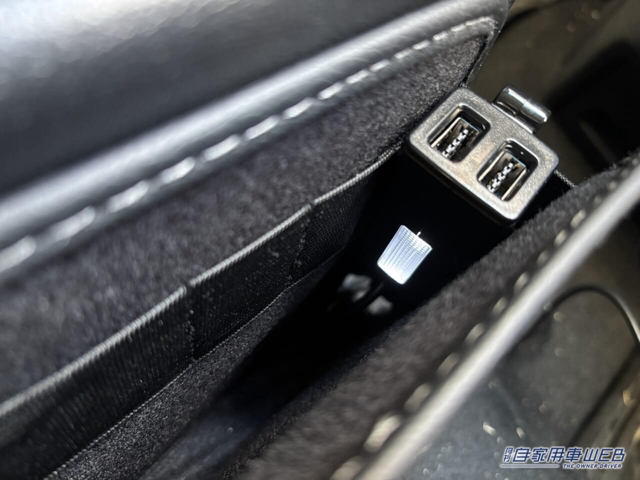 USBスキマポケット 本革調 EH-193(EXEA)のLEDライト点灯状態|何とかしたい、車内の「ブラックホール」えっ 知らないの?超簡単な対策を紹介。「おまけに収納が増えて車の中がスッキリ!」