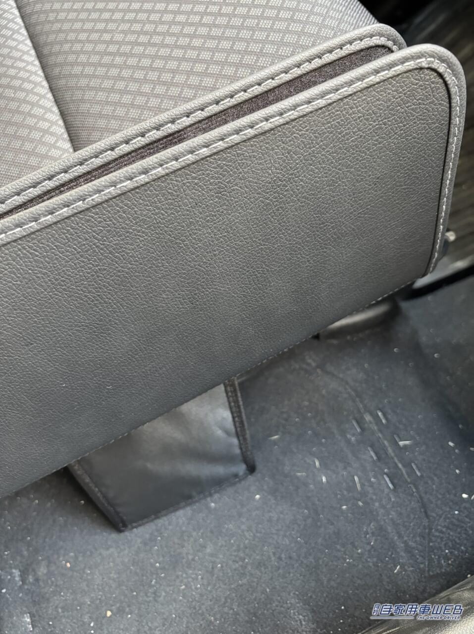 USBスキマポケット 本革調 EH-193(EXEA)|何とかしたい、車内の「ブラックホール」えっ 知らないの?超簡単な対策を紹介。「おまけに収納が増えて車の中がスッキリ!」