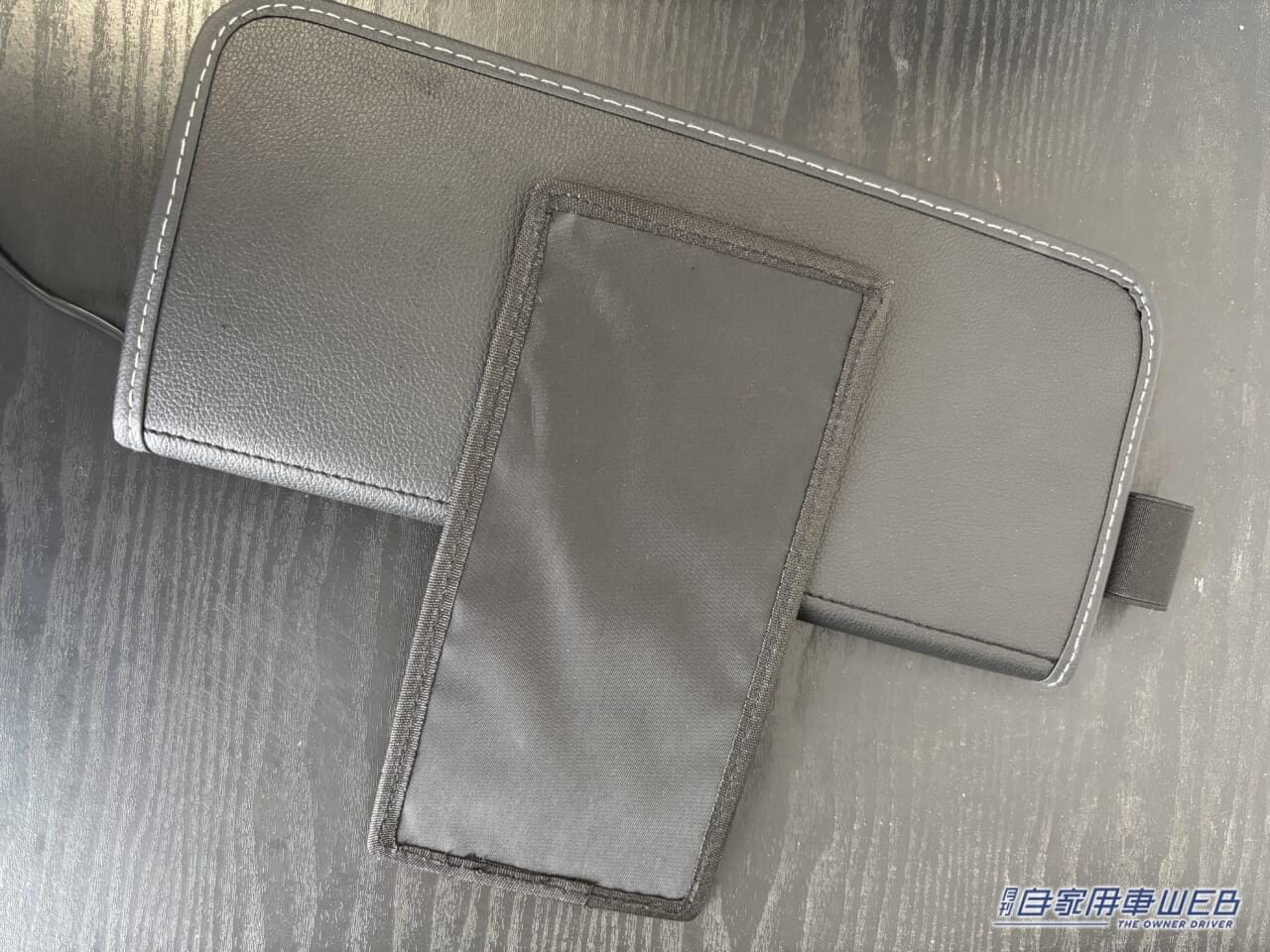 USBスキマポケット 本革調 EH-193(EXEA)|何とかしたい、車内の「ブラックホール」えっ 知らないの?超簡単な対策を紹介。「おまけに収納が増えて車の中がスッキリ!」