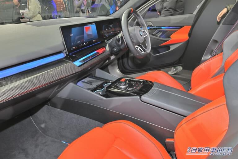 BMW M5＋M パフォーマンス・パーツ｜エレガントなハイパフォーマンスセダンが純正パーツでキャラ豹変。ゴテゴテにならない絶妙さがイイ！「システム最高出力727PS／最大トルク1000Nmって、凄くない？」