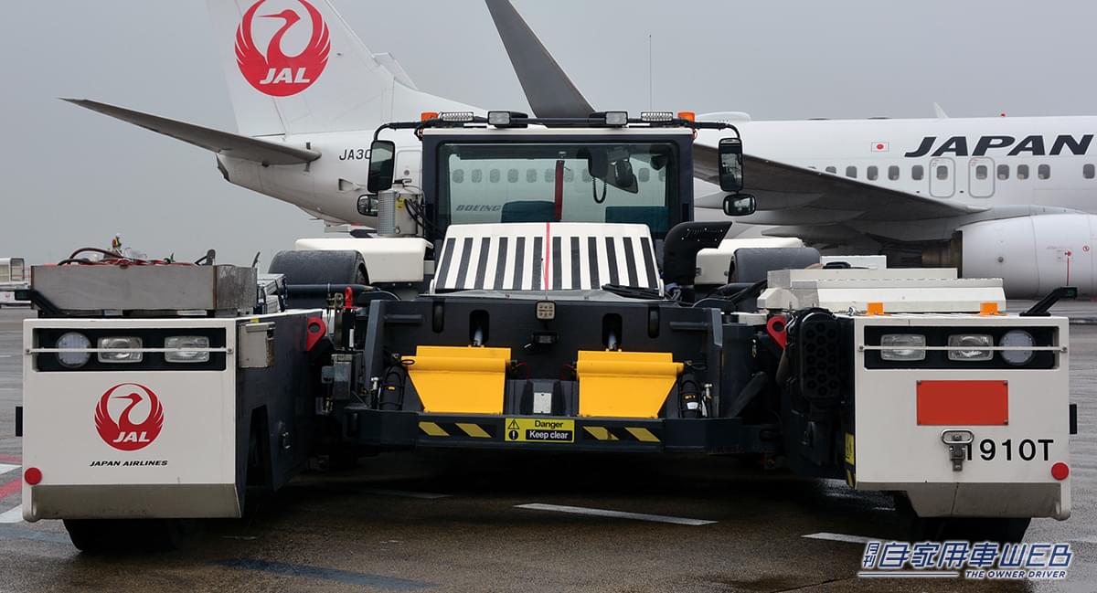 トーバーレストーイングトラクター｜KALMAR TBL190｜[はたらくくるま] 巨大な旅客機の前輪を抱え込んで引っ張るスゴいヤツ発見! 〈トーバーレストーイングトラクター〉