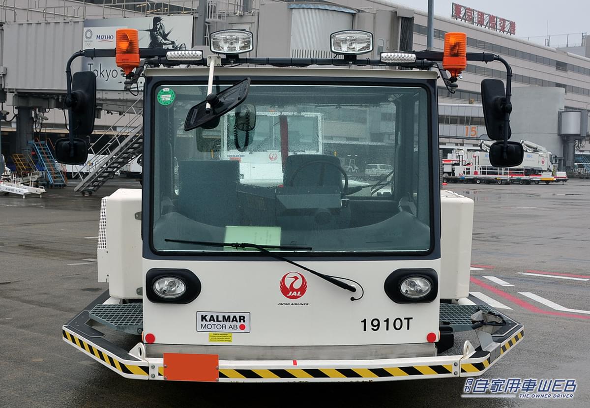 トーバーレストーイングトラクター｜KALMAR TBL190｜[はたらくくるま] 巨大な旅客機の前輪を抱え込んで引っ張るスゴいヤツ発見! 〈トーバーレストーイングトラクター〉