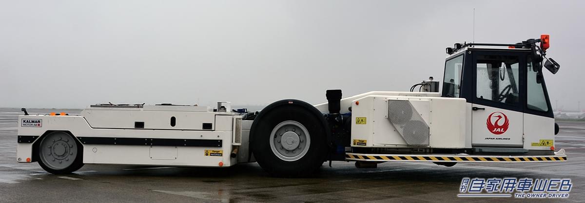 トーバーレストーイングトラクター｜KALMAR TBL190｜[はたらくくるま] 巨大な旅客機の前輪を抱え込んで引っ張るスゴいヤツ発見! 〈トーバーレストーイングトラクター〉