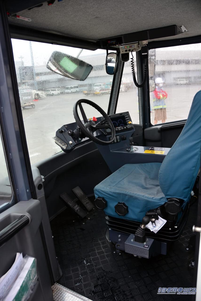 トーバーレストーイングトラクター｜KALMAR TBL190｜[はたらくくるま] 巨大な旅客機の前輪を抱え込んで引っ張るスゴいヤツ発見! 〈トーバーレストーイングトラクター〉