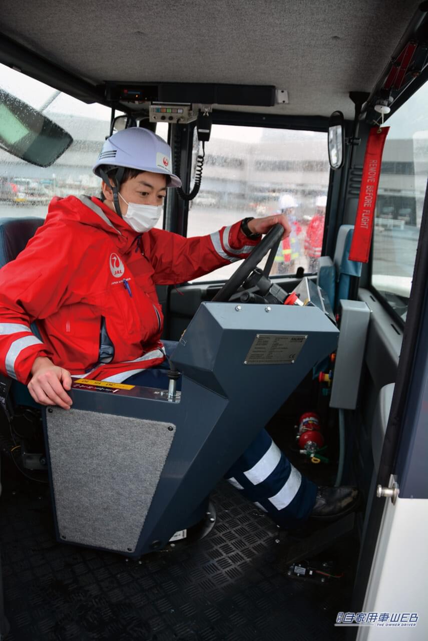 トーバーレストーイングトラクター｜KALMAR TBL190｜[はたらくくるま] 巨大な旅客機の前輪を抱え込んで引っ張るスゴいヤツ発見! 〈トーバーレストーイングトラクター〉