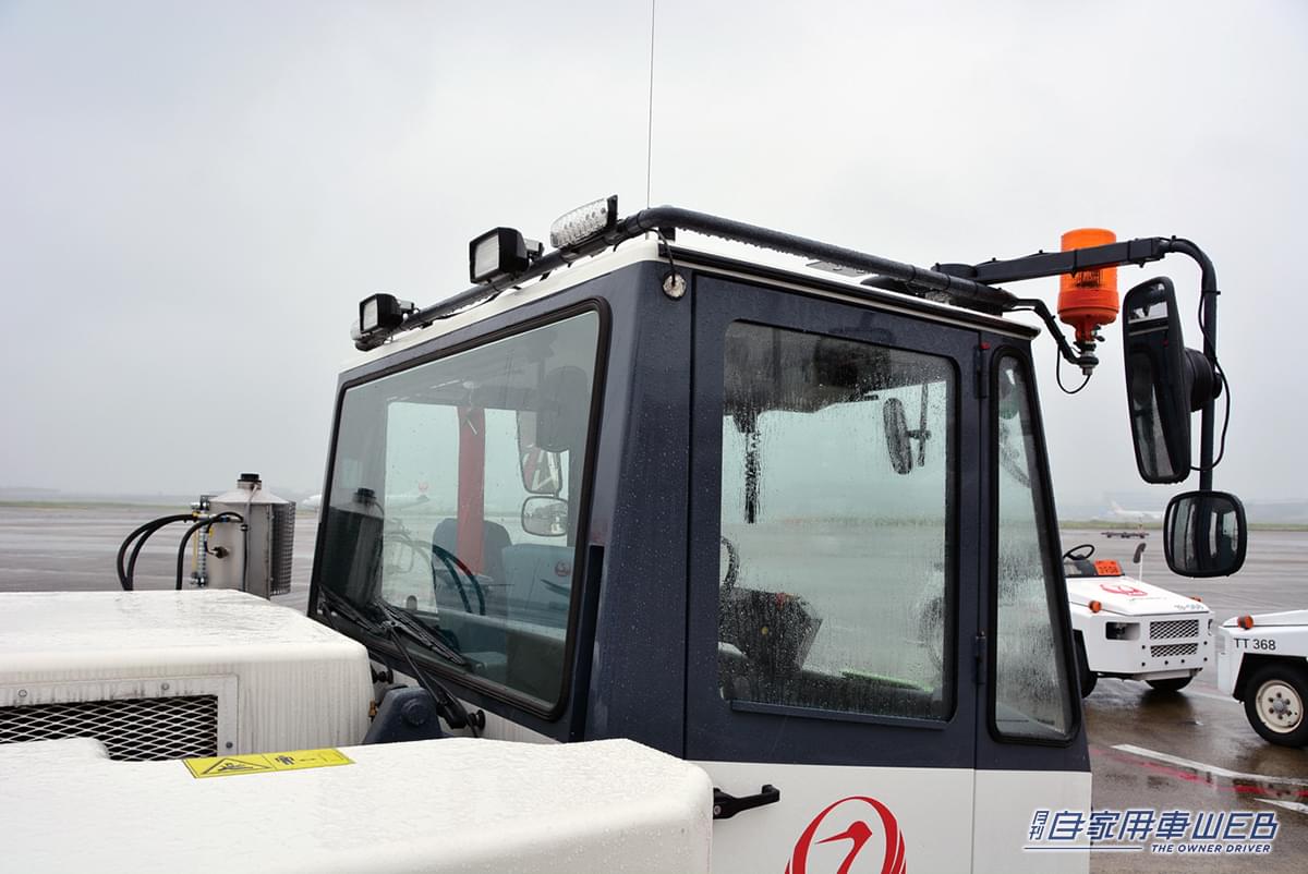 トーバーレストーイングトラクター｜KALMAR TBL190｜[はたらくくるま] 巨大な旅客機の前輪を抱え込んで引っ張るスゴいヤツ発見! 〈トーバーレストーイングトラクター〉