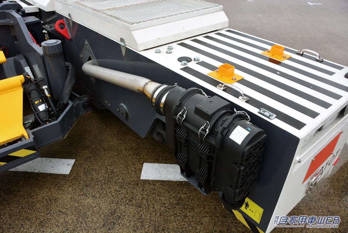 トーバーレストーイングトラクター｜KALMAR TBL190｜[はたらくくるま] 巨大な旅客機の前輪を抱え込んで引っ張るスゴいヤツ発見! 〈トーバーレストーイングトラクター〉
