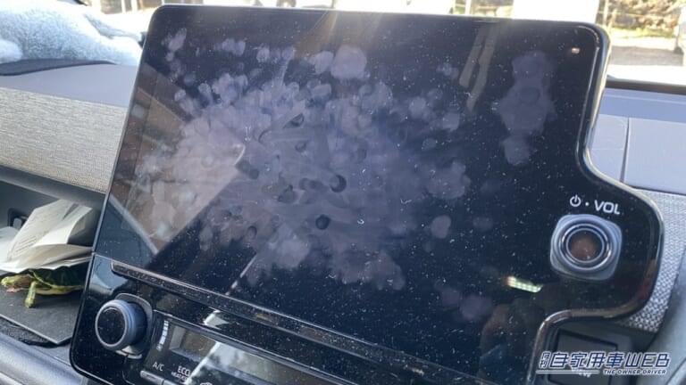 指紋だらけのカーナビの画面。|「500円以下で最高すぎた」「もう無いと無理〜」車内が激変するヤバすぎカー用品。