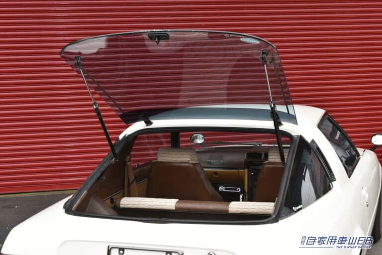 マツダ RX-7のリヤガラスハッチ|「ロータリーエンジンのための専用設計」リアルスポーツとして世界を魅了し欧米で大ヒット。一方で「プアマンズ・ポルシェ」という不名誉なあだ名で呼ばれることも…。