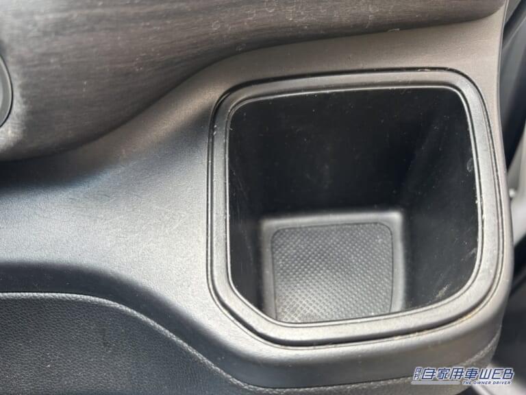 掃除の天敵である隙間や奥行き。|「危険度95%」「ヤバすぎるだろ…」サクラチェッカーが、バチバチに警告する「カー用品」をAmazonで購入して使ってみた。