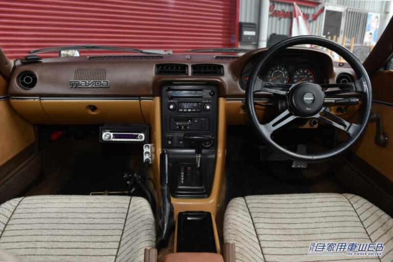 マツダ RX-7の運転席|「ロータリーエンジンのための専用設計」リアルスポーツとして世界を魅了し欧米で大ヒット。一方で「プアマンズ・ポルシェ」という不名誉なあだ名で呼ばれることも…。