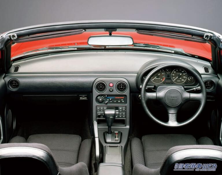 初代 ユーノス ロードスターの運転席と助手席|「商売にならないと言われていた」しかし世界的な大ヒット作に。高級メーカーもこぞってマネをしたマツダの名車を紹介
