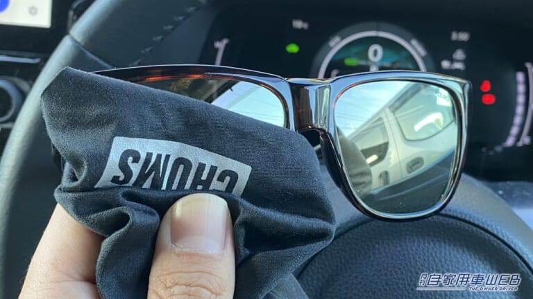 サングラスをポーチマイクロファイバーレンズクロス(チャムス)で拭いている。|「えっ ちいさっ!」「グッドなサイズ感」持っていると幸せになれる。アウトドアショップでみつけた便利グッズを紹介。