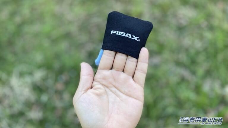 ファイバックスに指を入れてみた様子。|「500円以下で最高すぎた」「もう無いと無理〜」車内が激変するヤバすぎカー用品。