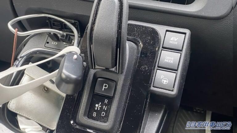 シフトノブまわりにもホコリ。|「500円以下で最高すぎた」「もう無いと無理〜」車内が激変するヤバすぎカー用品。