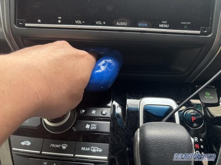 狭くて深さのある場所、ボタンの並ぶ場所でも掃除ができて便利だ。|「危険度95%」「ヤバすぎるだろ…」サクラチェッカーが、バチバチに警告する「カー用品」をAmazonで購入して使ってみた。