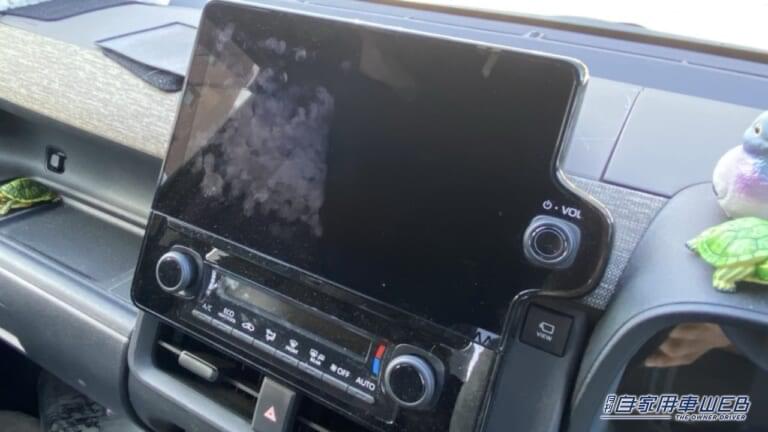 画面の半分だけキレイにした状態。|「500円以下で最高すぎた」「もう無いと無理〜」車内が激変するヤバすぎカー用品。