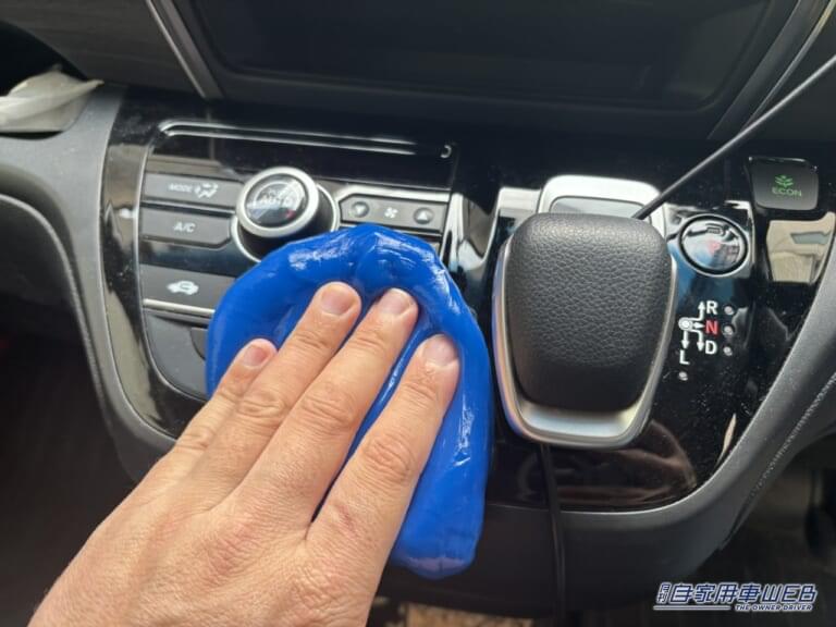 スライム状の材質は、インパネやレバー周りの掃除に最適。|「危険度95%」「ヤバすぎるだろ…」サクラチェッカーが、バチバチに警告する「カー用品」をAmazonで購入して使ってみた。