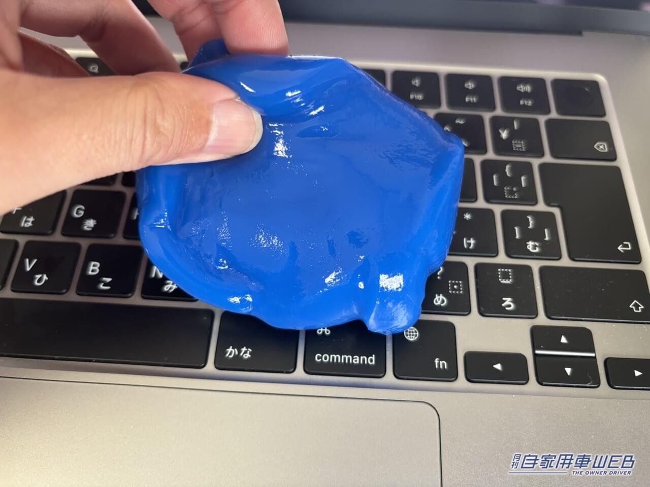 パソコンのキーボードだって問題なく掃除できる。|「危険度95%」「ヤバすぎるだろ…」サクラチェッカーが、バチバチに警告する「カー用品」をAmazonで購入して使ってみた。