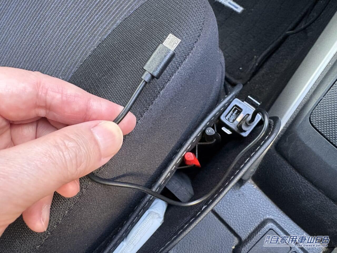 USBスキマポケット 本革調 EH-193(EXEA)|何とかしたい、車内の「ブラックホール」えっ 知らないの?超簡単な対策を紹介。「おまけに収納が増えて車の中がスッキリ!」